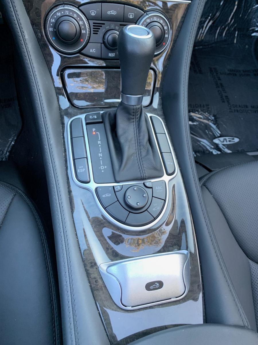 Детали интерьера Mercedes-Benz SL600 (R230) 2007 года  (фото 82 из 189)